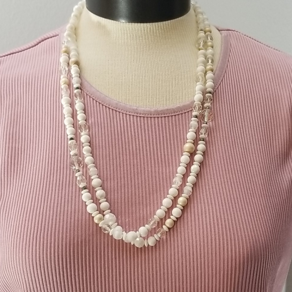 Vintage beaded white and clear necklace